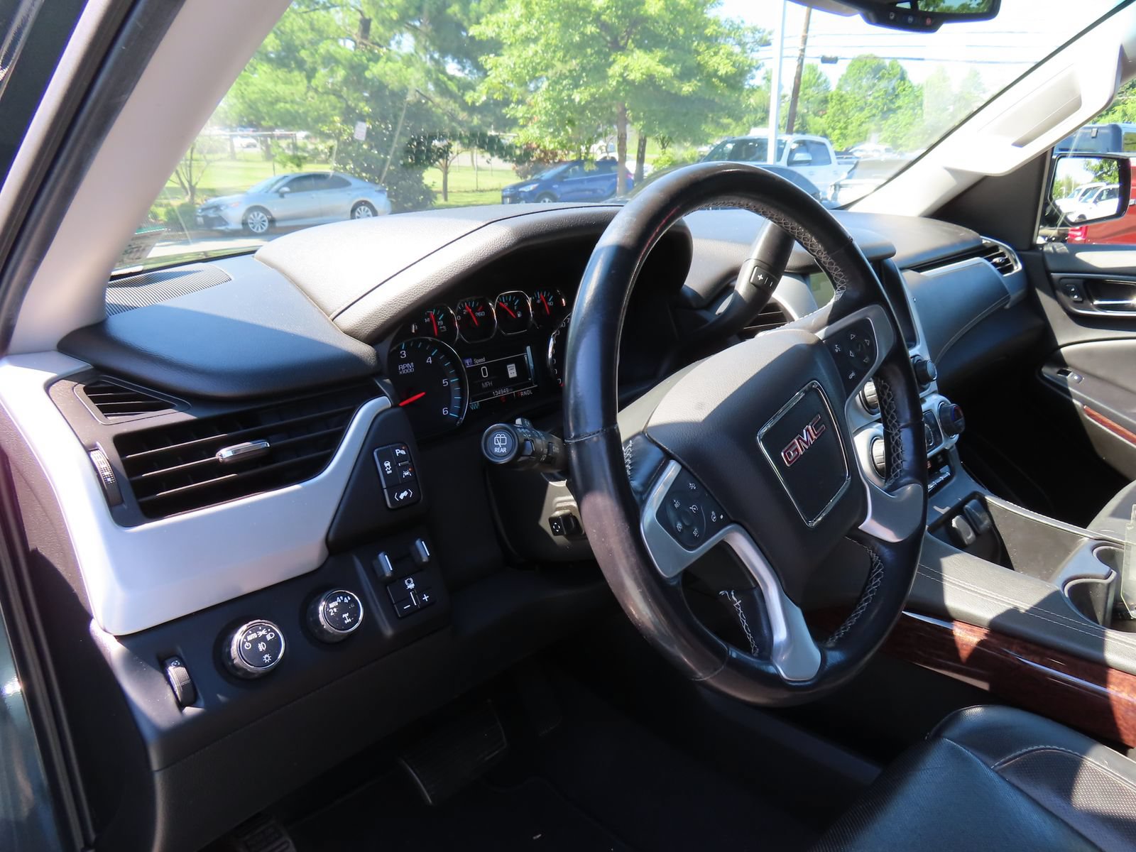 Used 2020 GMC Yukon XL SLT w/ Premium Edition AWD/4WD image 16