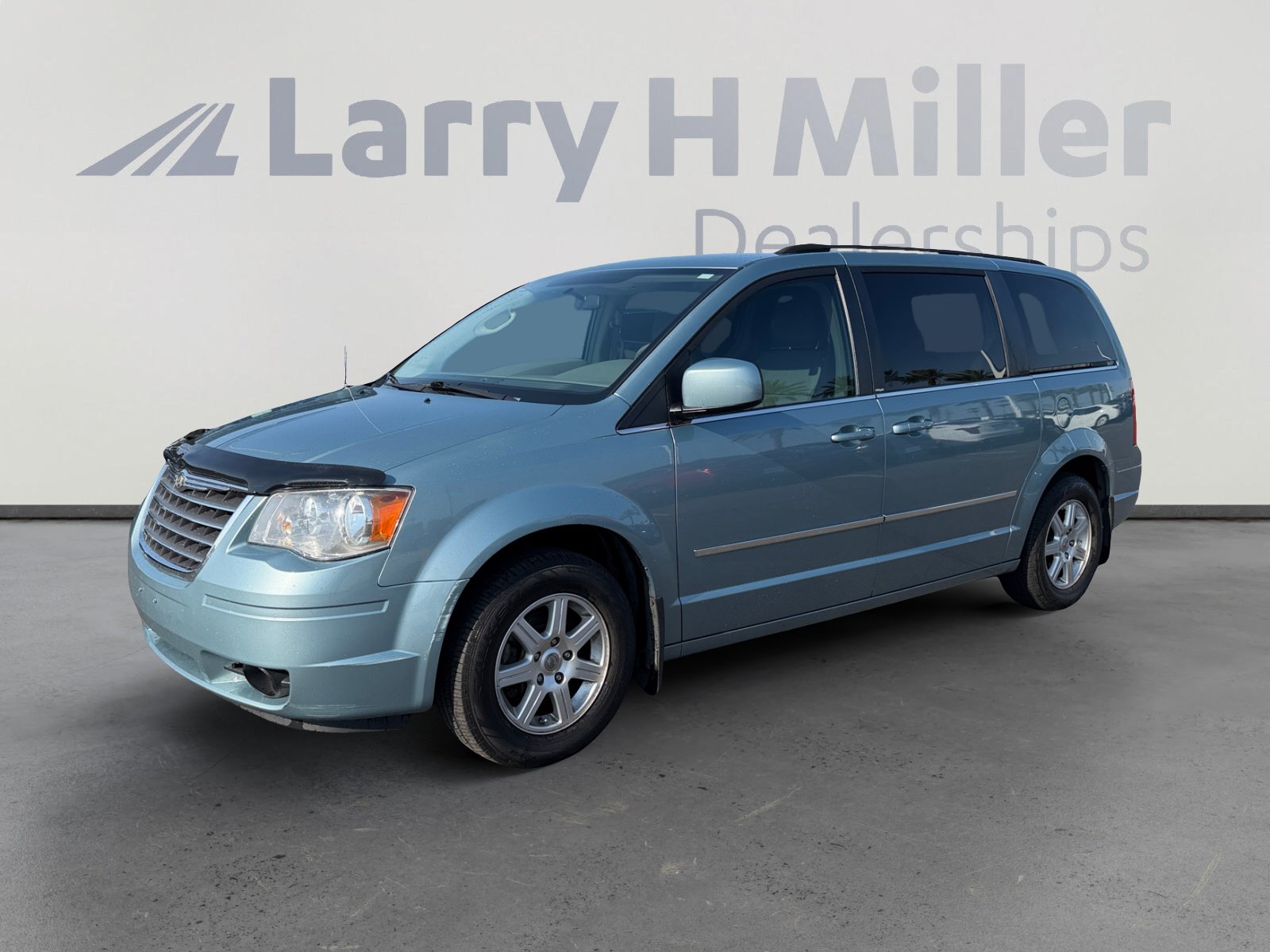 Used 2010 Chrysler Town & Country Touring FWD image 1