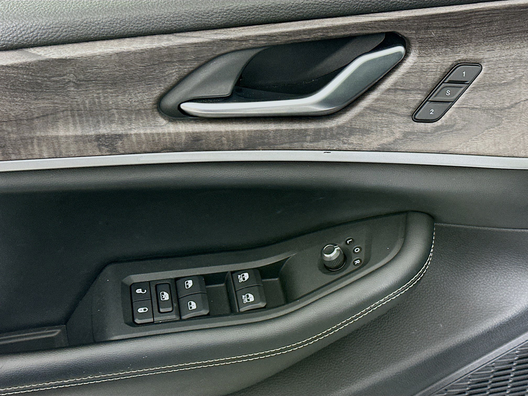 Used 2023 Jeep Grand Cherokee Limited w/ Luxury Tech Group II RWD image 15