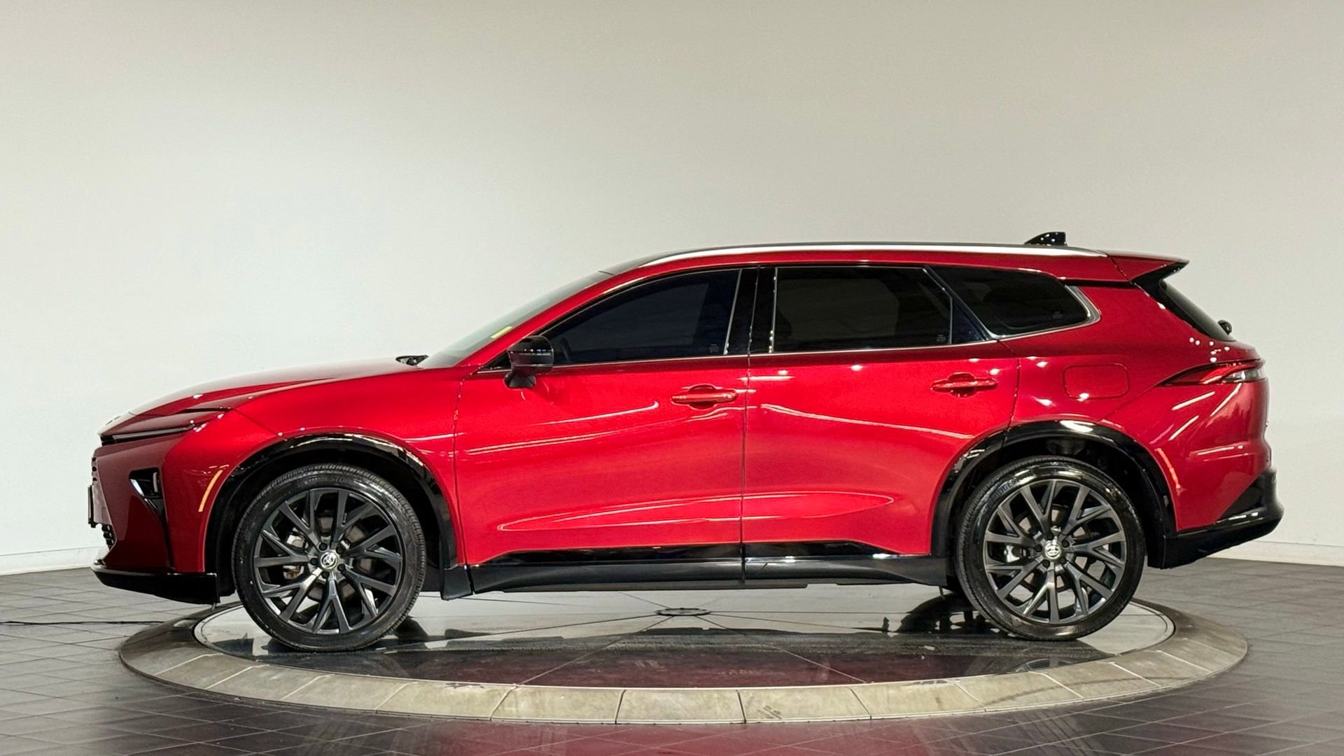 Used 2025 Toyota Crown Signia w/ Advanced Technology Package AWD/4WD image 6