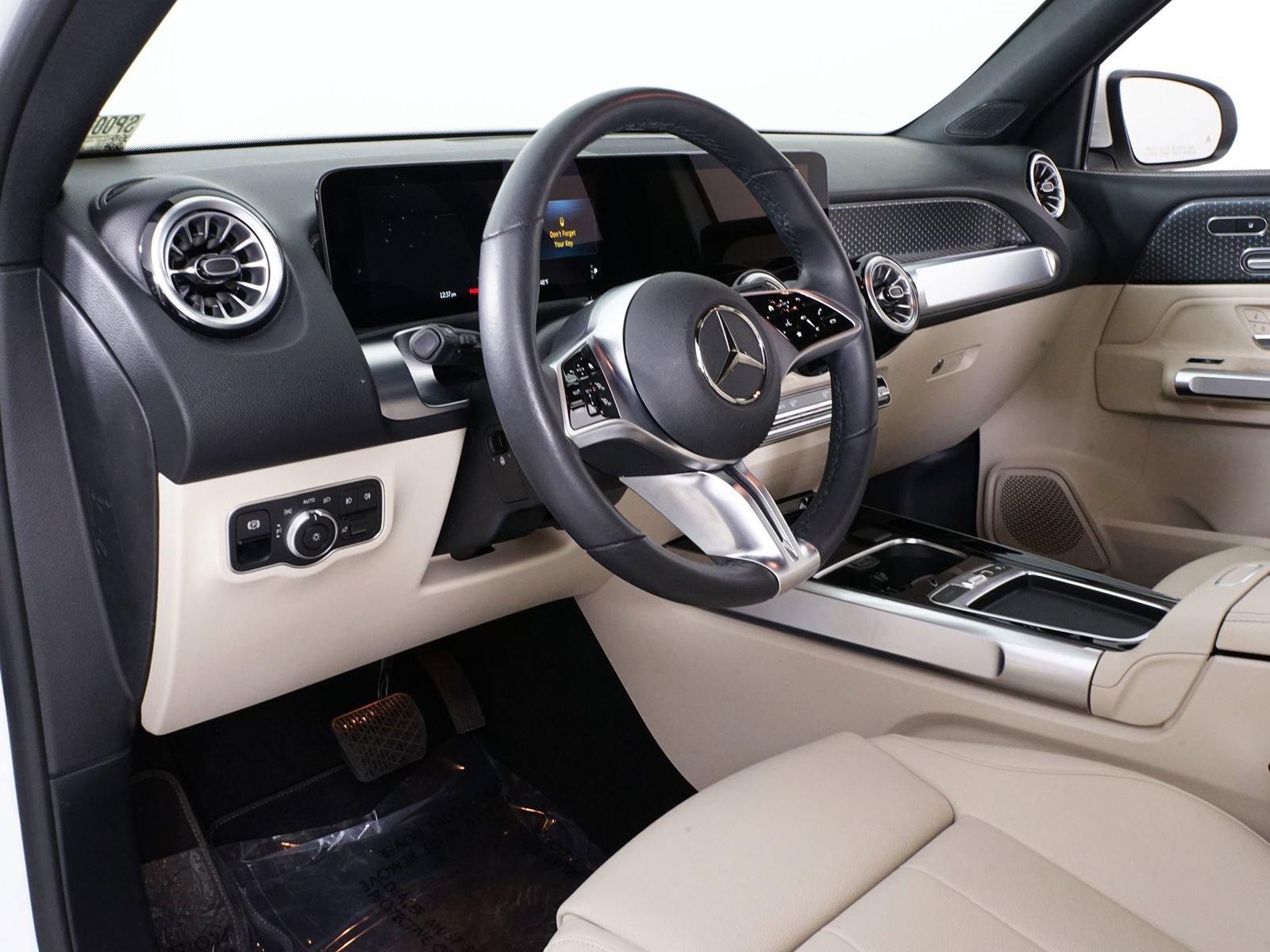 Used 2025 Mercedes-Benz GLB 250 4MATIC image 5
