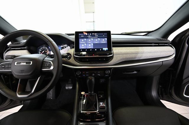 Used 2024 Jeep Compass Latitude image 2