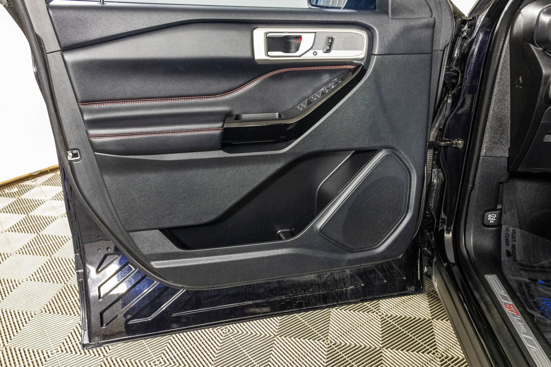 Used 2023 Ford Explorer ST-Line AWD/4WD image 39