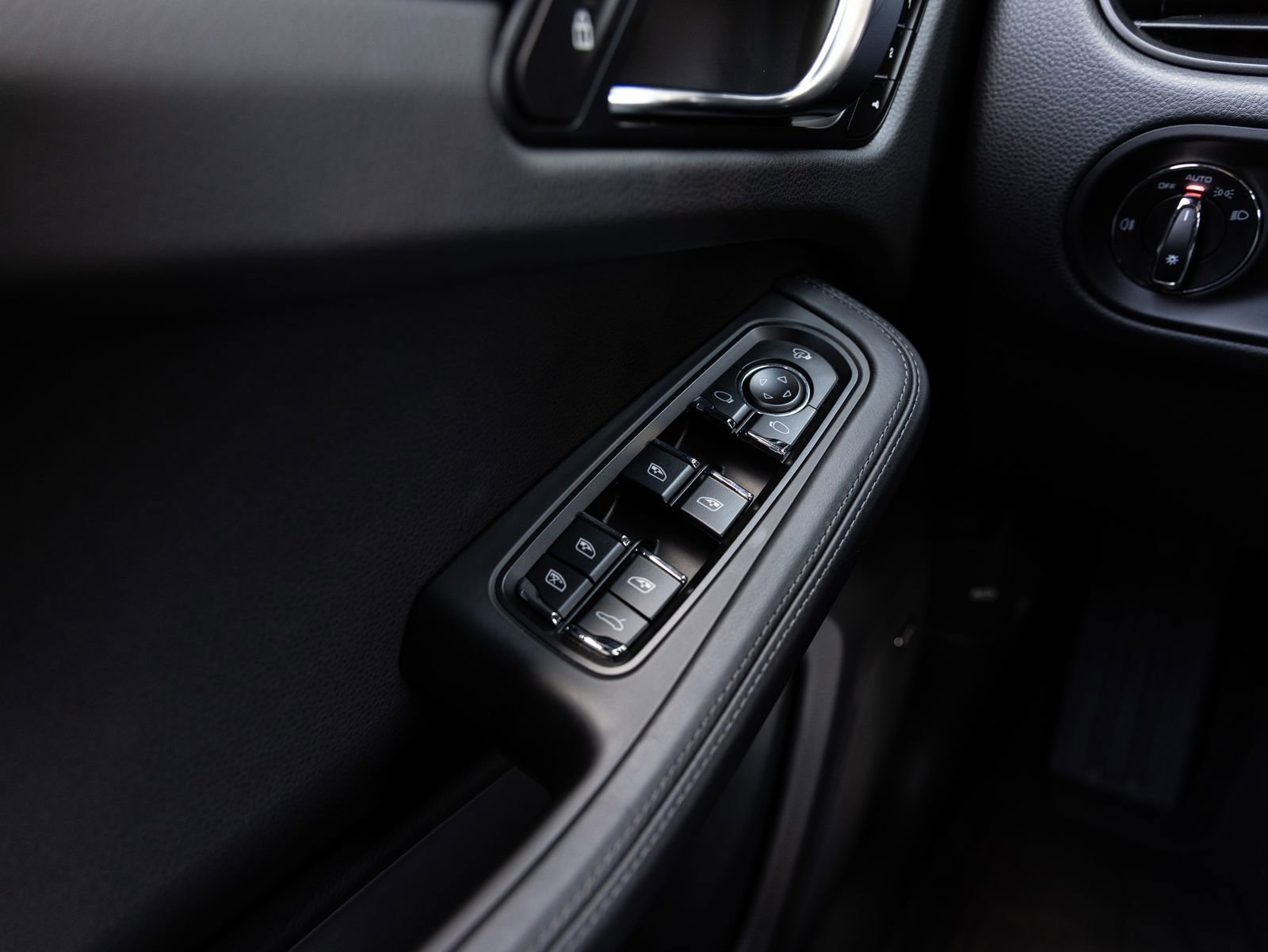 Certified 2025 Porsche Macan image 21