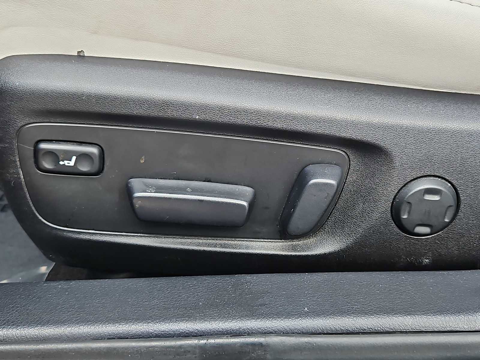 Used 2014 Toyota Avalon Limited image 18