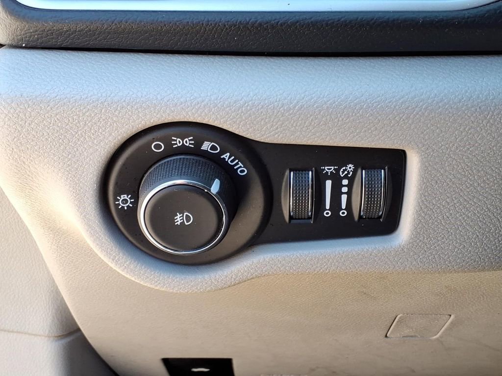 Used 2019 Chrysler Pacifica Touring-L image 16