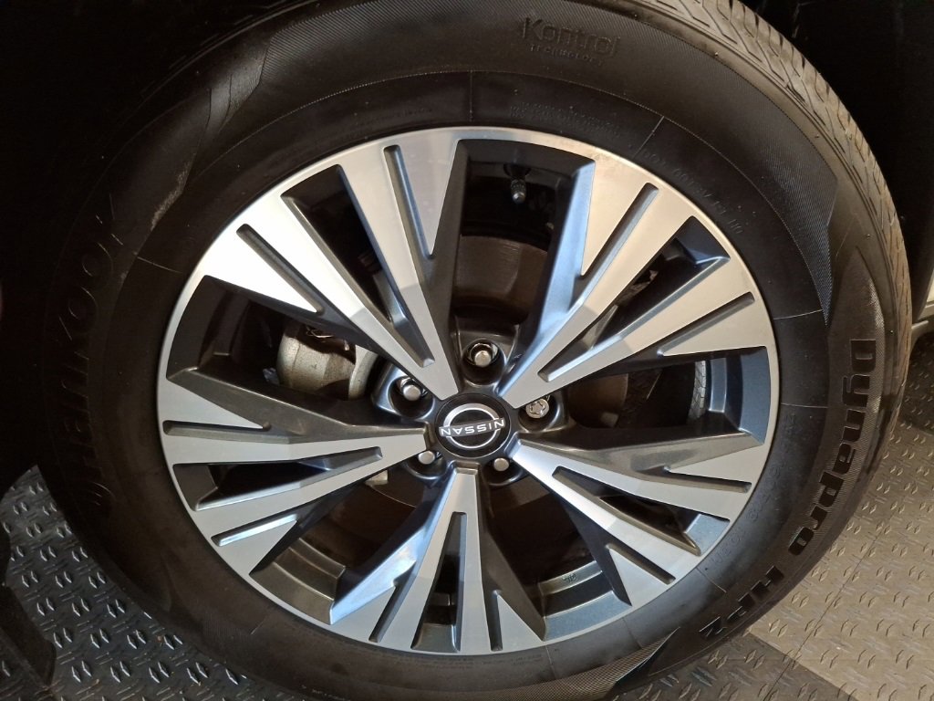 Used 2023 Nissan Rogue SV image 3