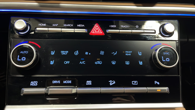 Used 2025 Hyundai Santa Fe Limited AWD/4WD image 18