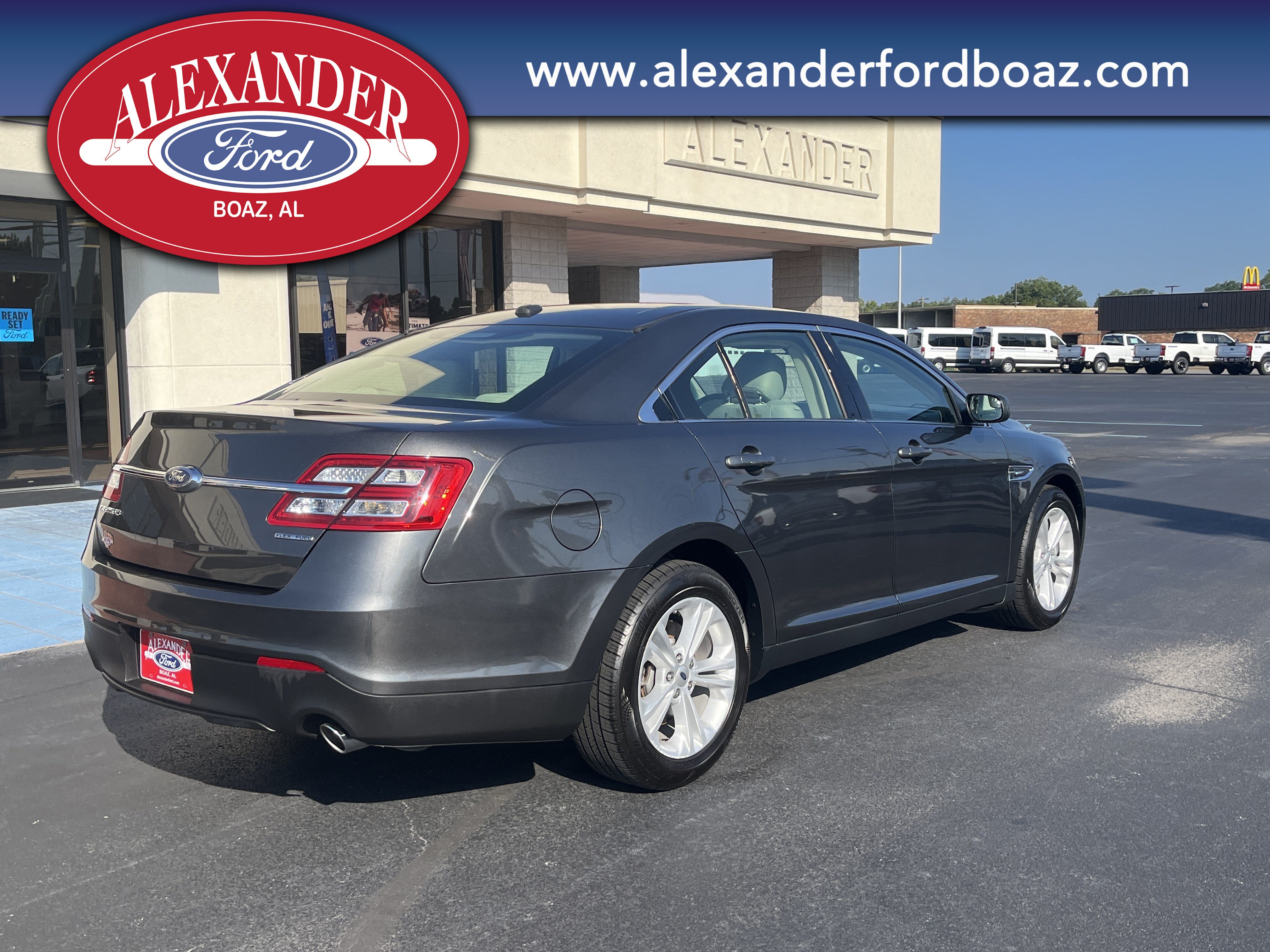 Used 2018 Ford Taurus SE FWD image 4