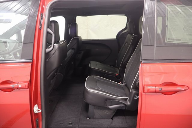 New 2026 Chrysler Pacifica Limited image 11