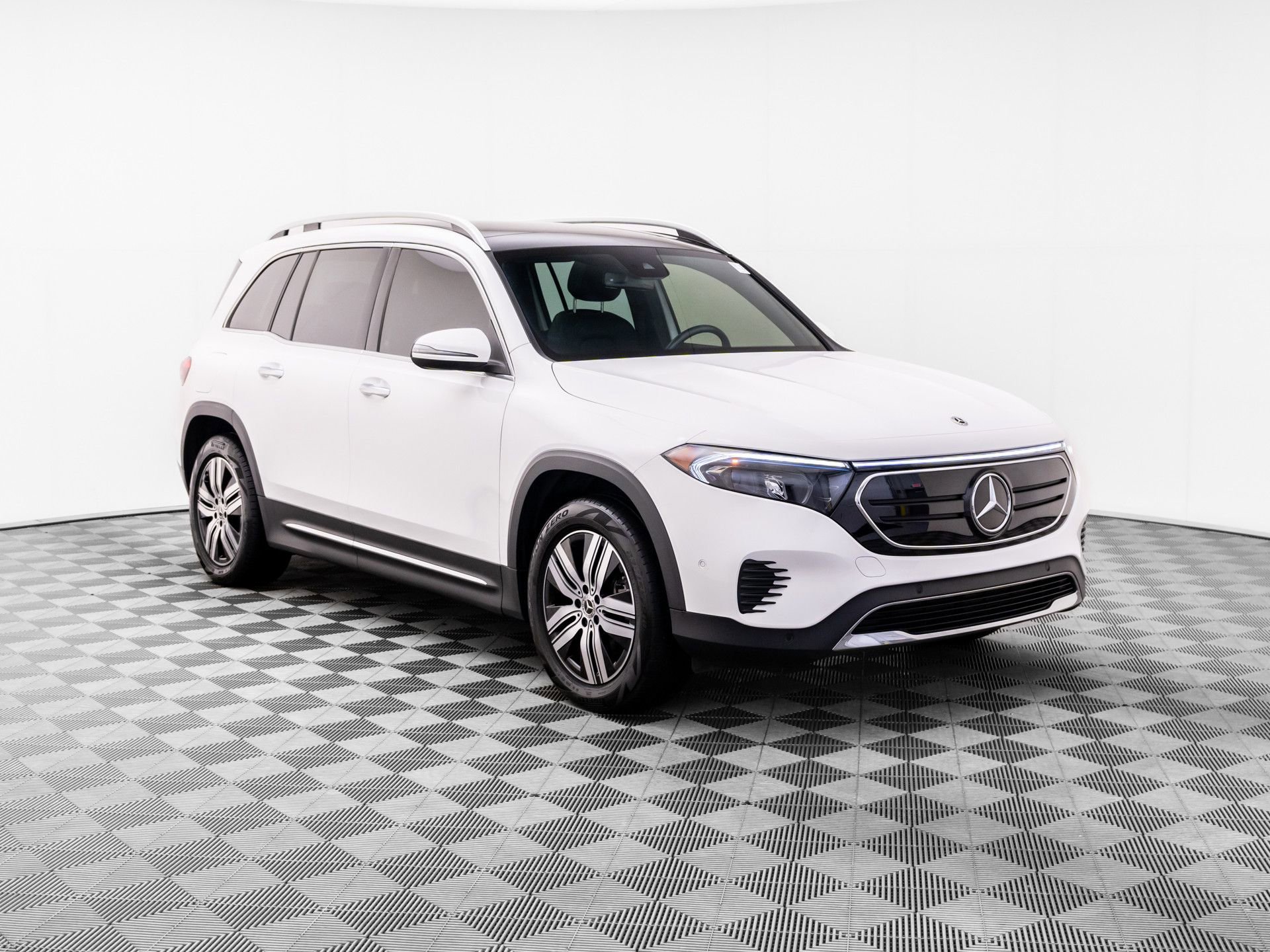 Used 2023 Mercedes-Benz EQB 300 4MATIC image 7