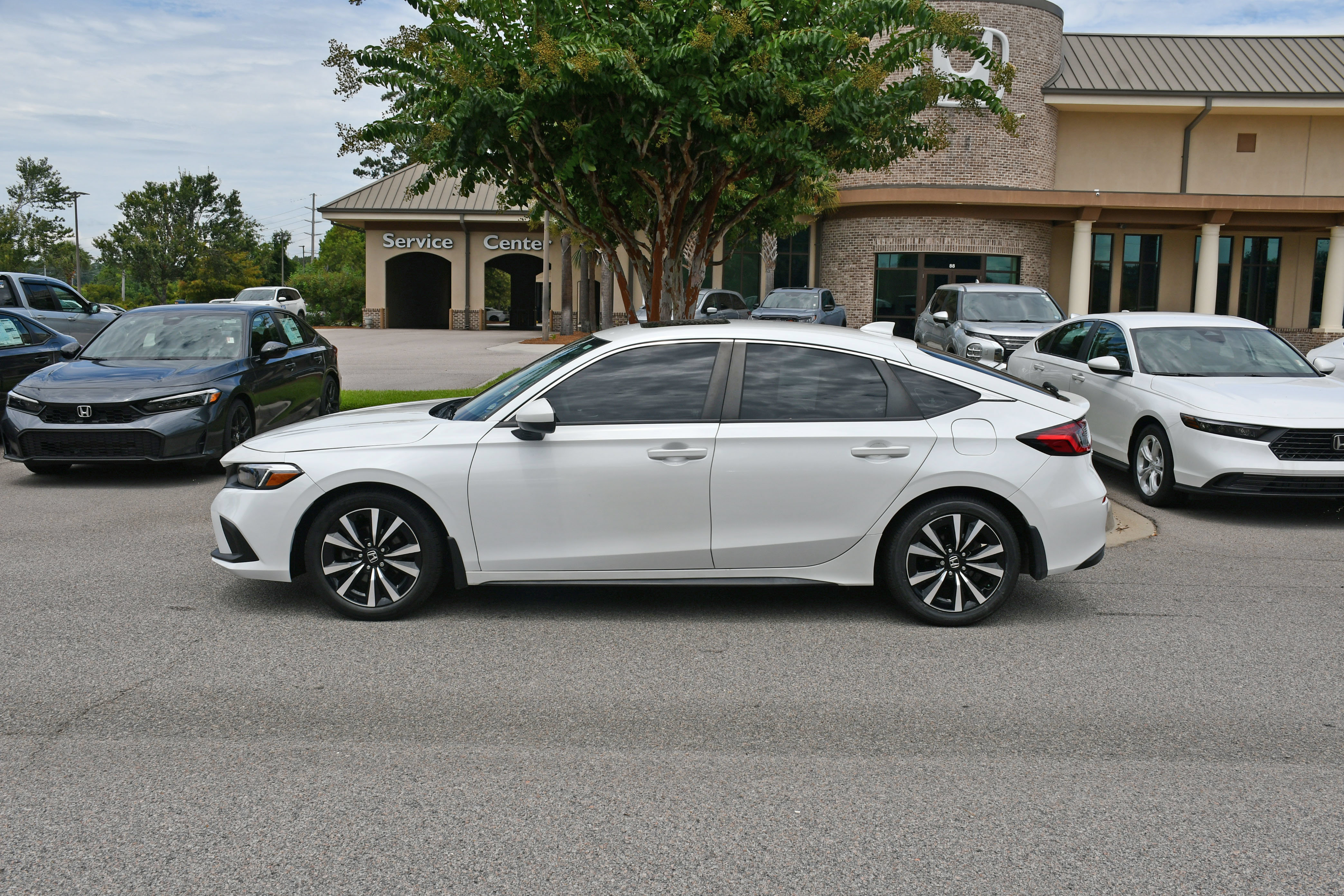 Used 2023 Honda Civic EX-L image 2
