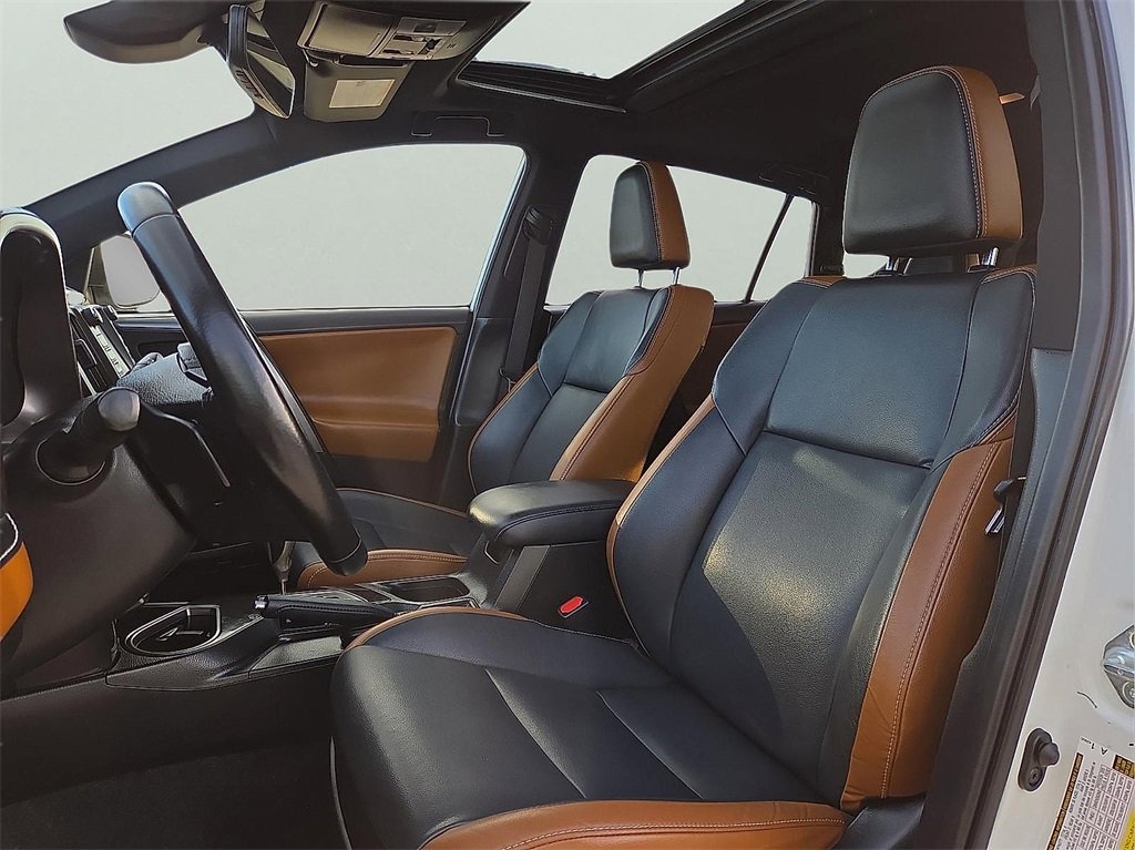 Used 2018 Toyota RAV4 SE image 14