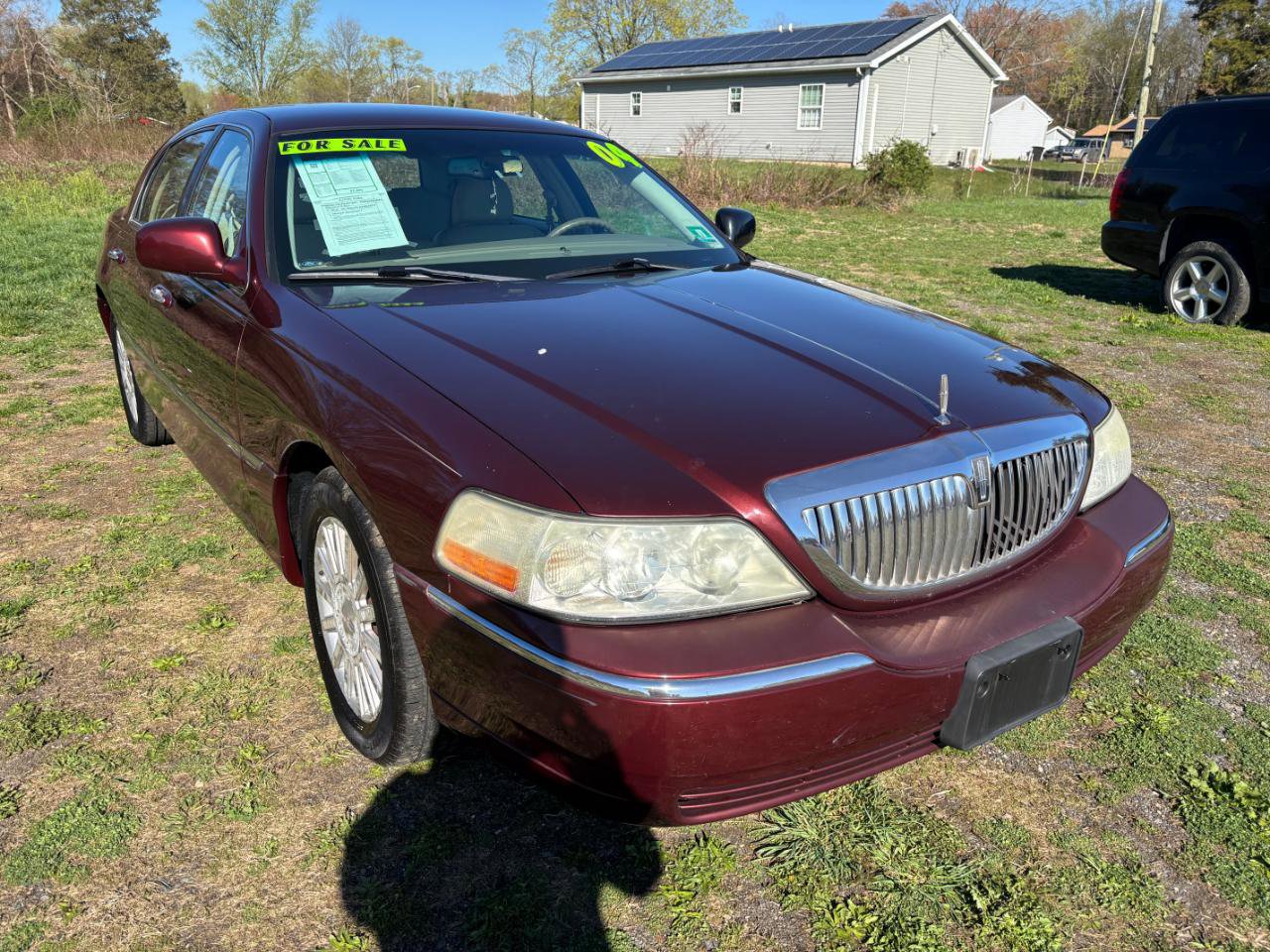 Used 2004 Lincoln Town Car Signature RWD image 3