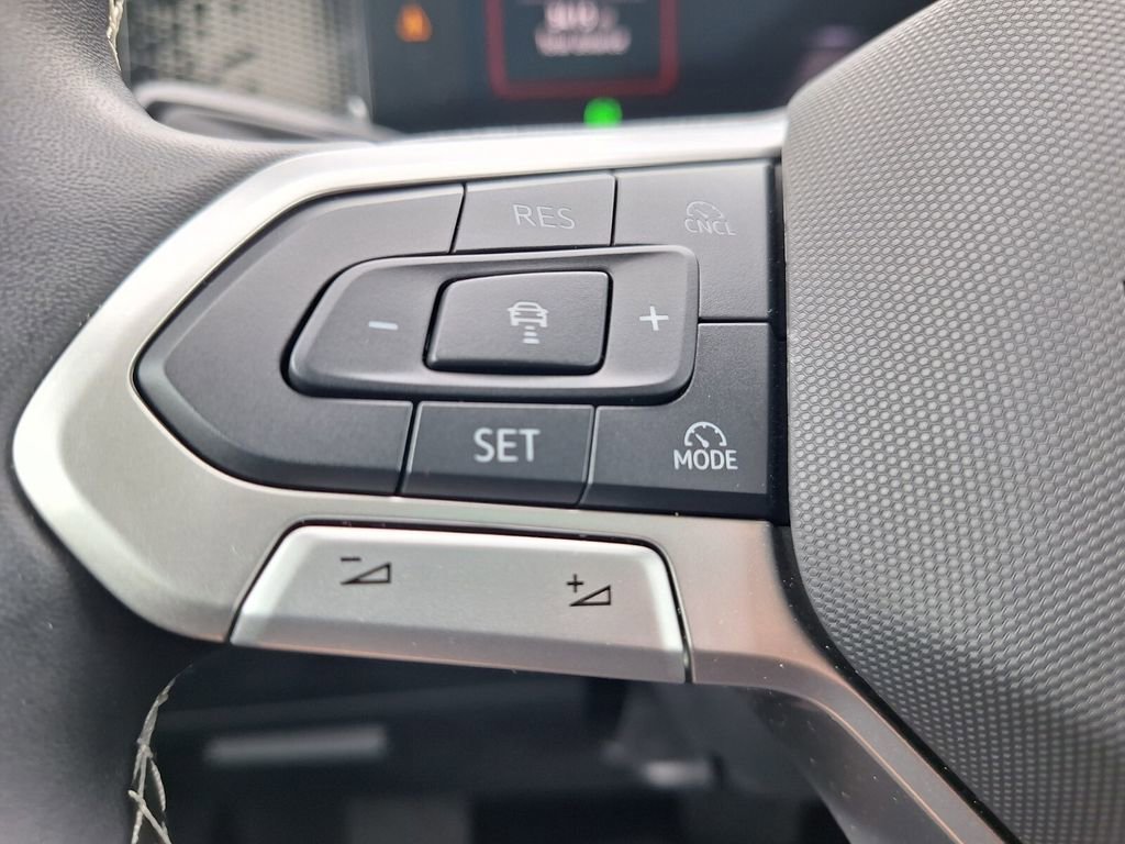 Used 2025 Volkswagen Tiguan SE FWD image 13