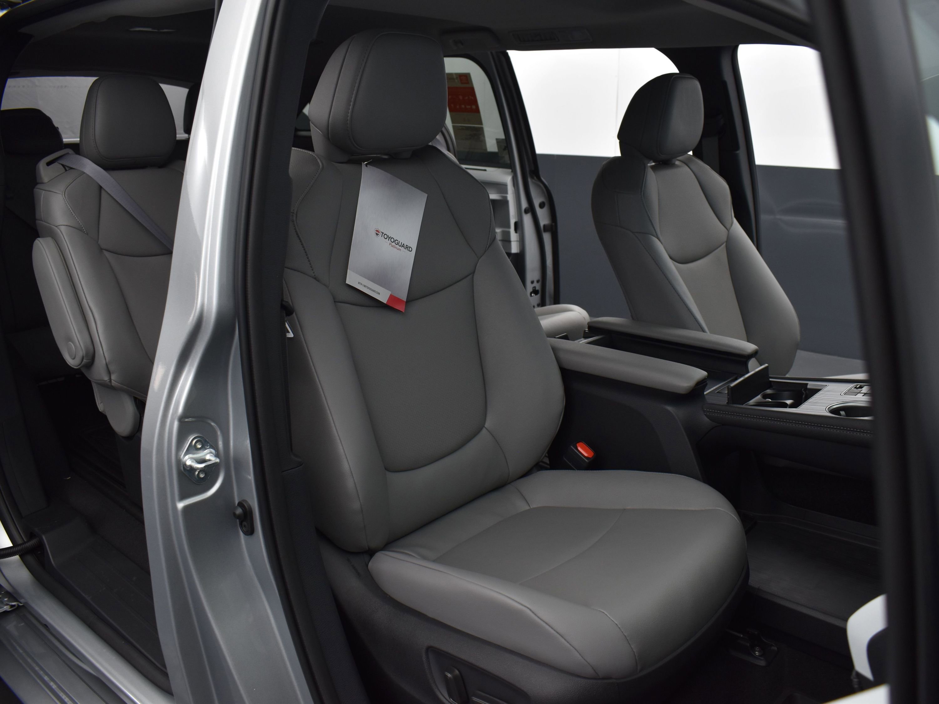 Used 2025 Toyota Sienna XLE FWD image 27