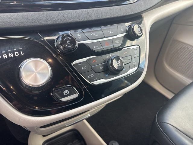 Used 2024 Chrysler Pacifica Touring-L FWD image 23