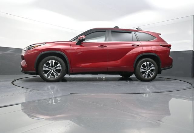 Used 2023 Toyota Highlander XLE AWD/4WD image 34