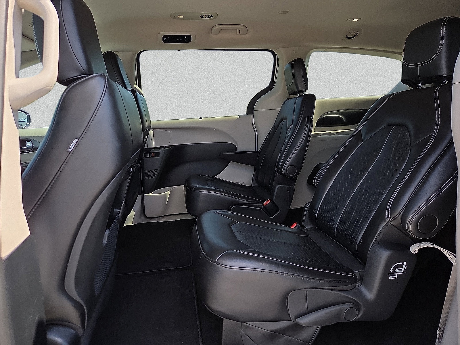 Used 2024 Chrysler Pacifica Touring-L FWD image 11