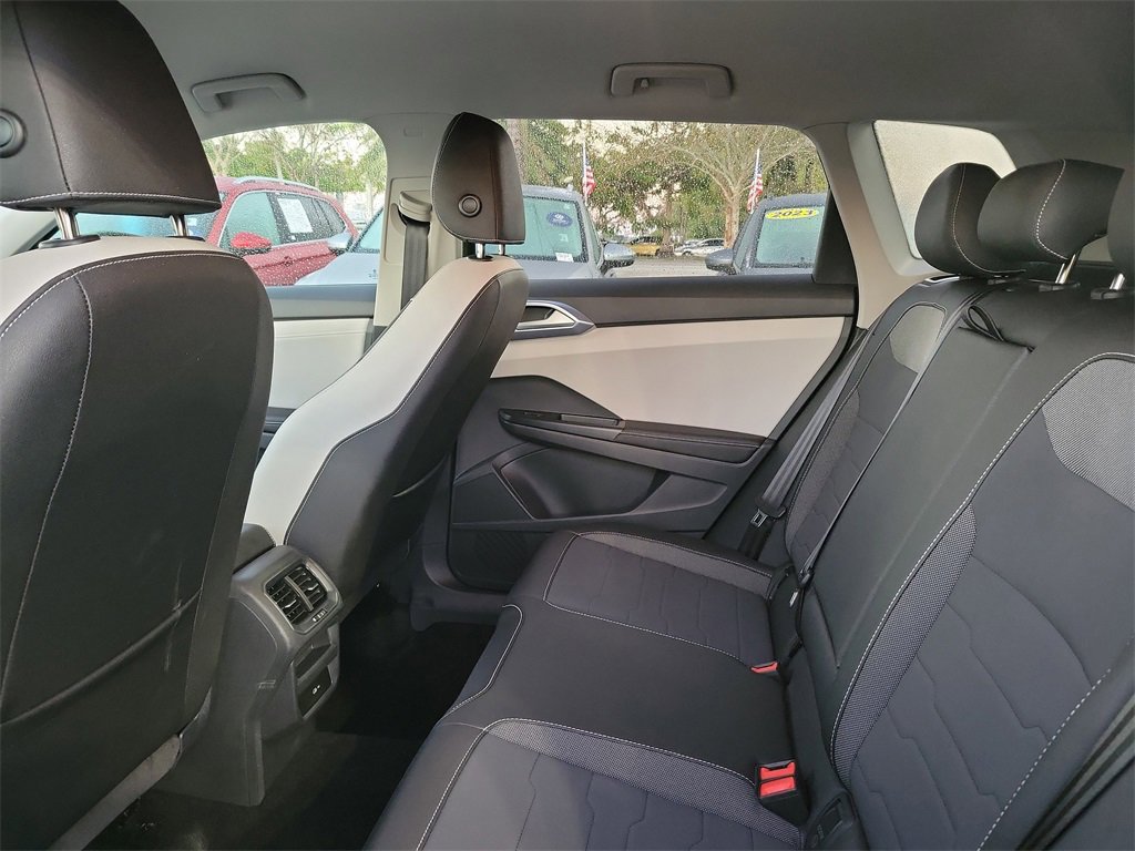 Used 2025 Volkswagen Taos SE w/ Black Wheel Package image 7