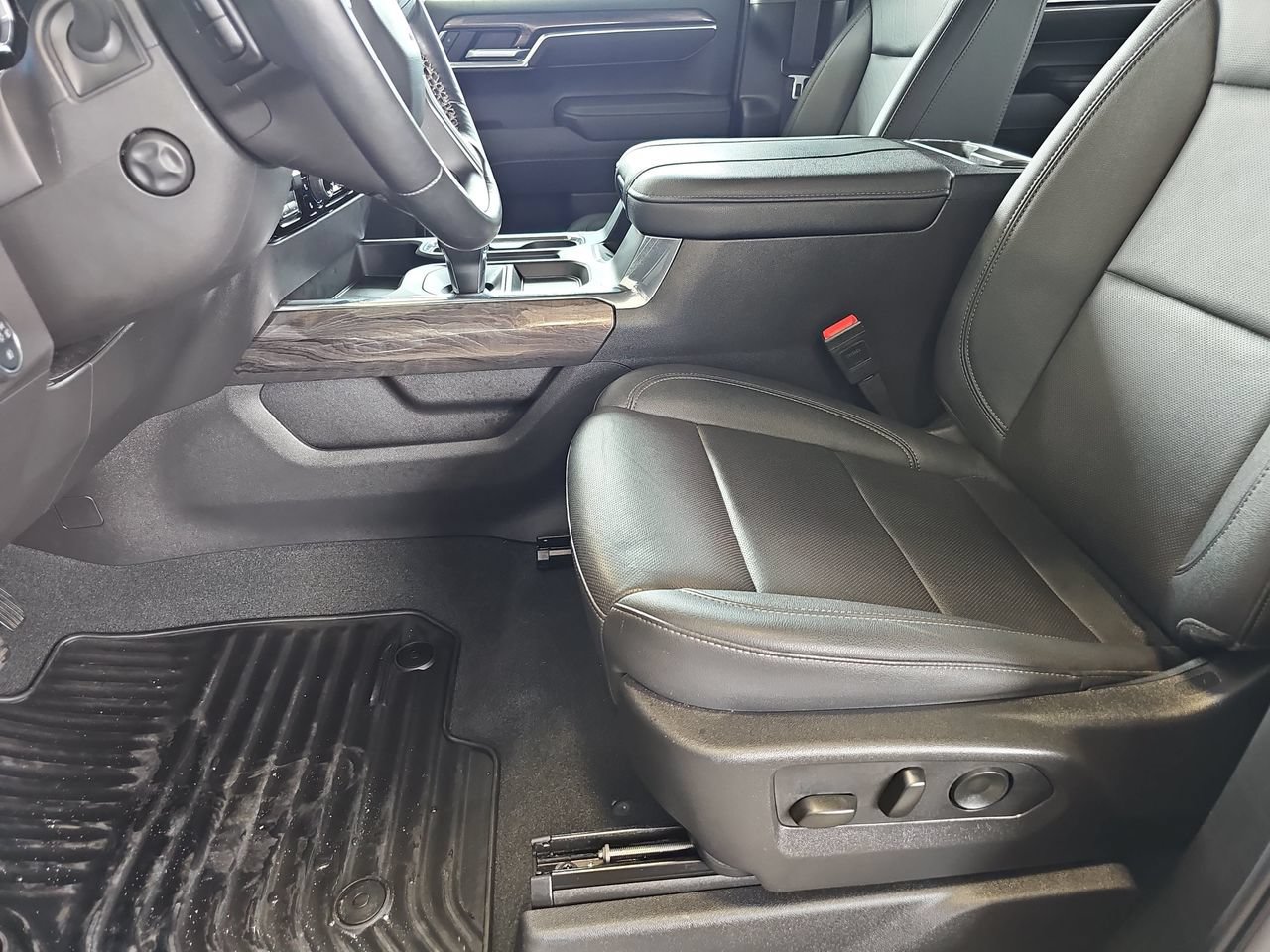 Certified 2025 Chevrolet Silverado 1500 LTZ w/ LTZ Premium Package AWD/4WD image 18