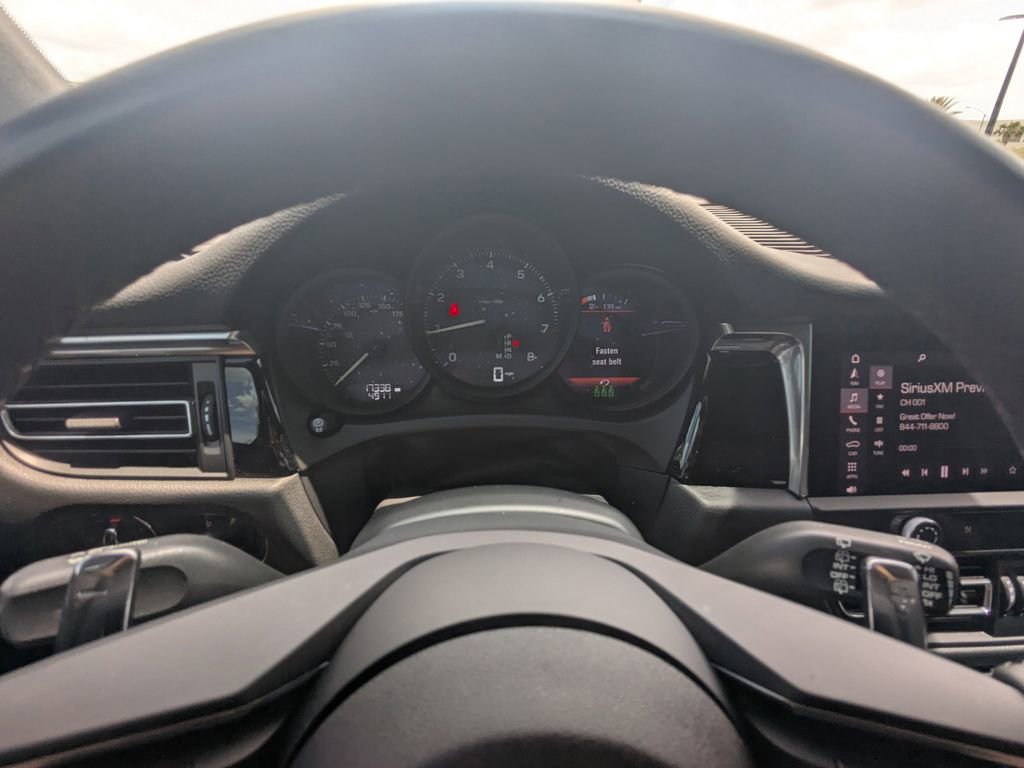 Used 2025 Porsche Macan AWD/4WD image 13