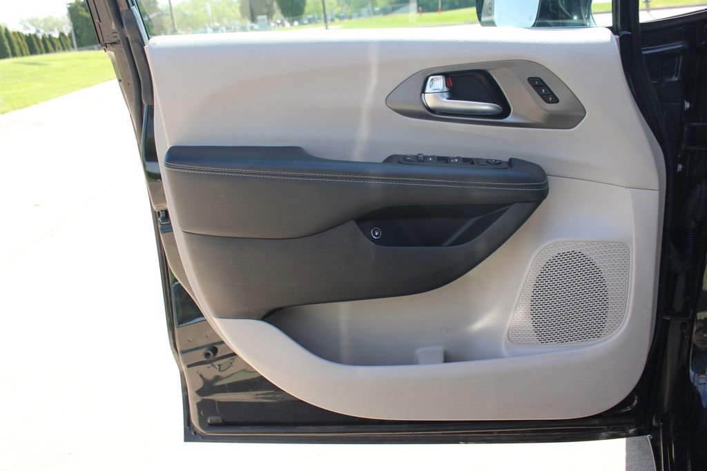 Used 2024 Chrysler Pacifica Select FWD image 37