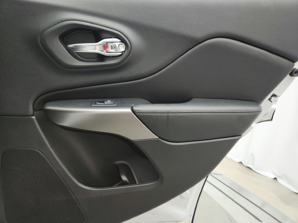 Used 2019 Jeep Cherokee Limited AWD/4WD image 37