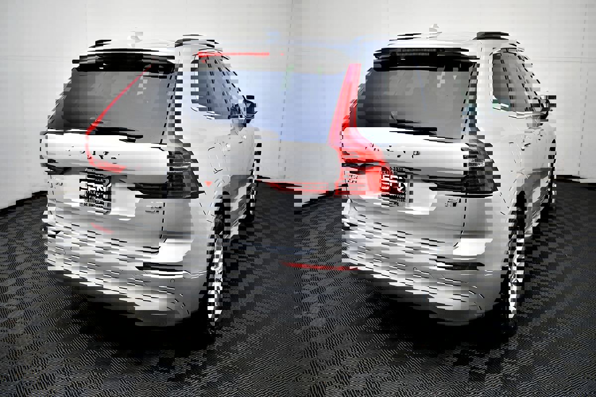 Used 2022 Volvo XC60 B5 Momentum image 8