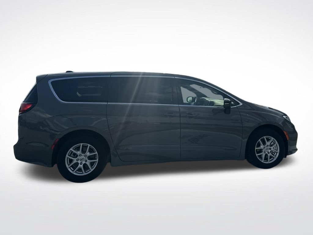 Used 2025 Chrysler Pacifica Select FWD image 7