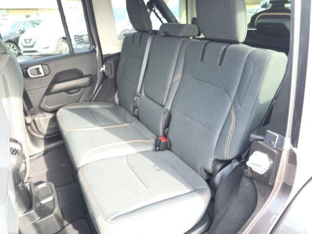 Used 2025 Jeep Wrangler Unlimited Sahara w/ Safety Group AWD/4WD image 33