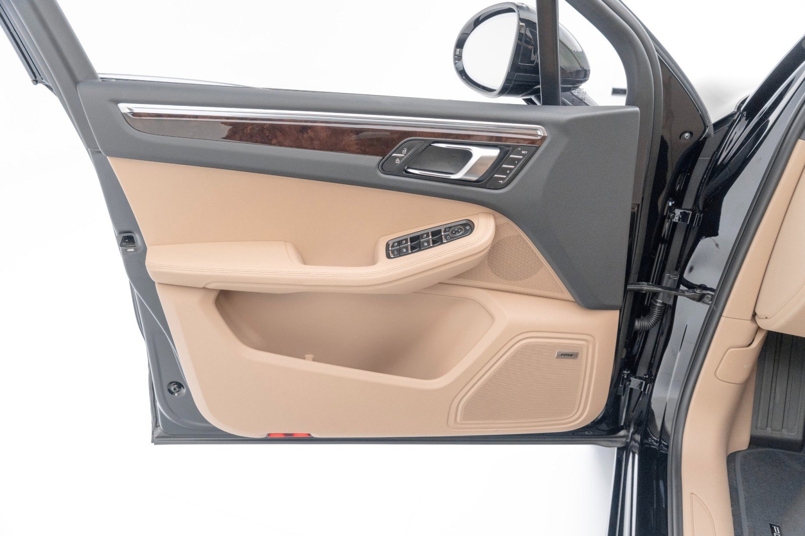 Certified 2025 Porsche Macan AWD/4WD image 18