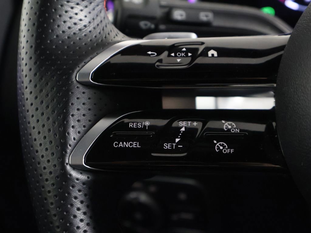 Used 2025 Mercedes-Benz GLB 250 4MATIC image 40