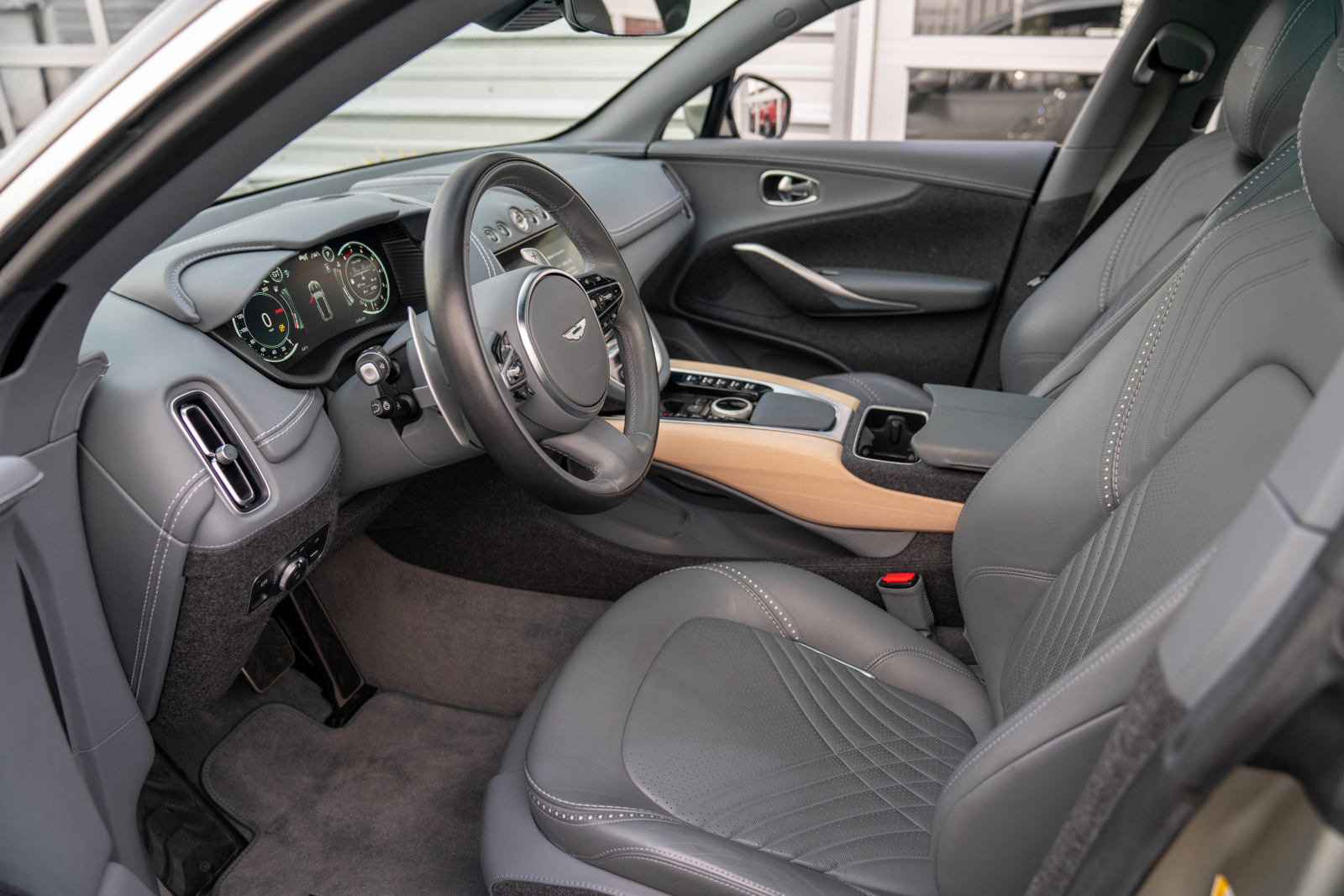 Used 2021 Aston Martin DBX image 11