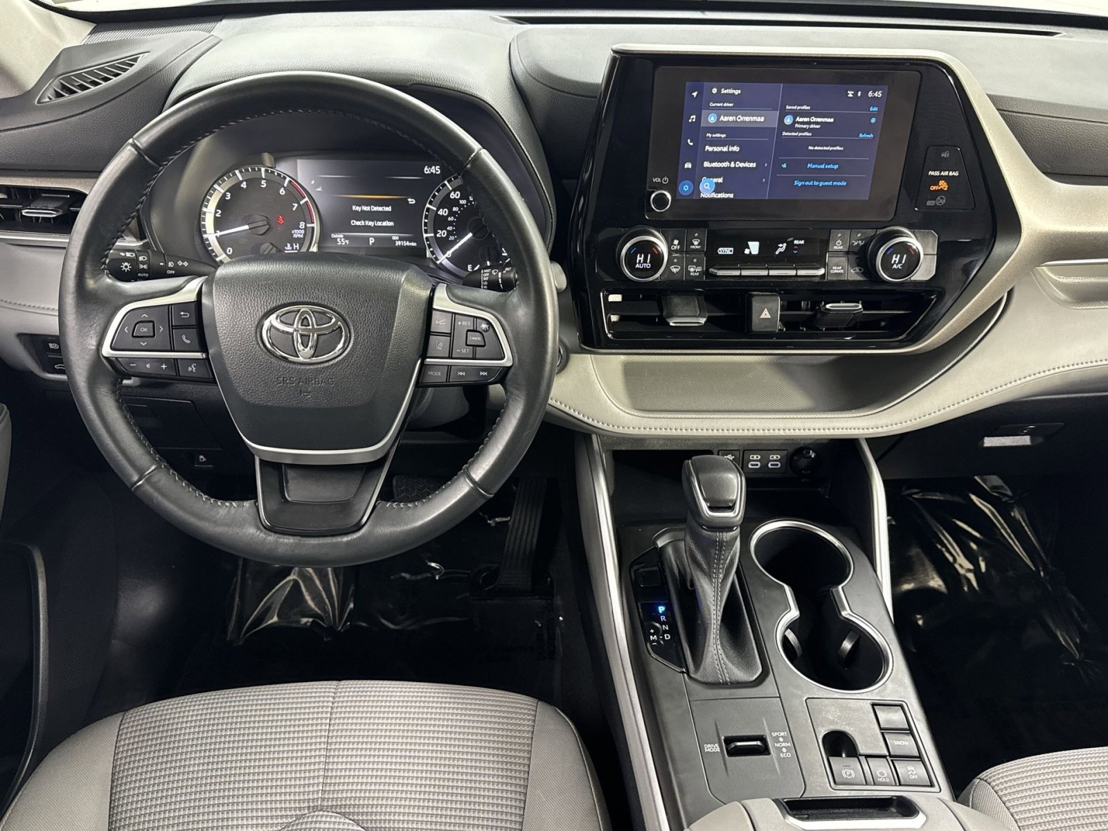 Used 2023 Toyota Highlander LE FWD image 27