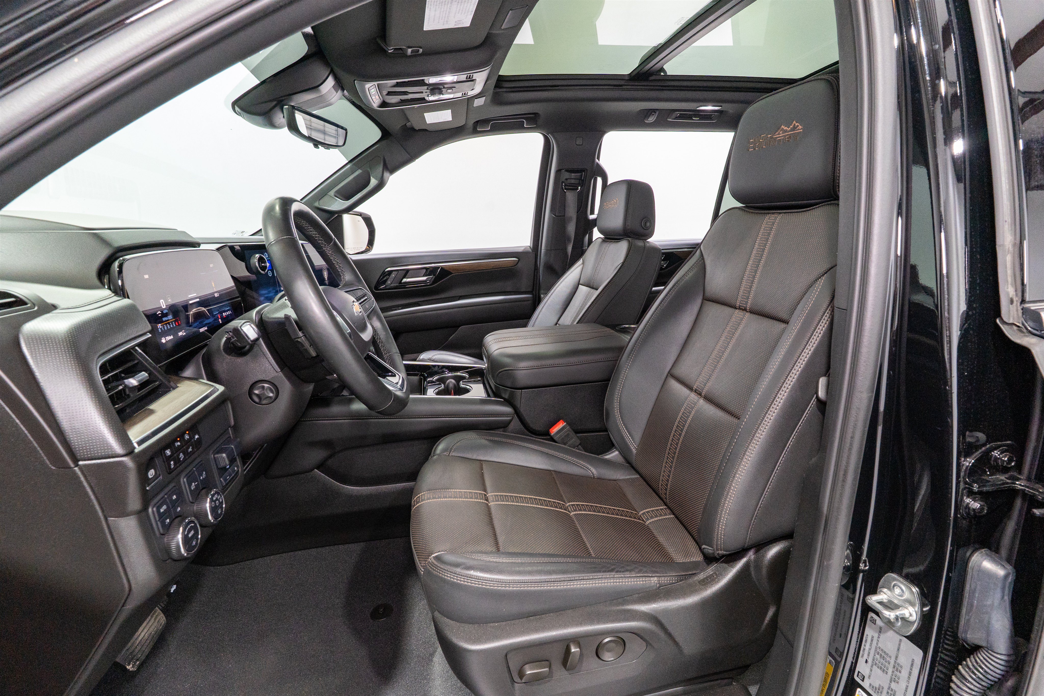 Used 2025 Chevrolet Tahoe High Country AWD/4WD image 17