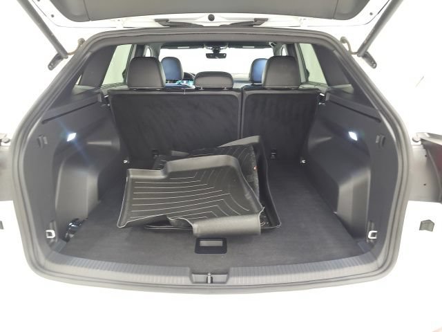 Used 2024 Volkswagen Atlas Cross Sport SEL R-Line AWD/4WD image 31