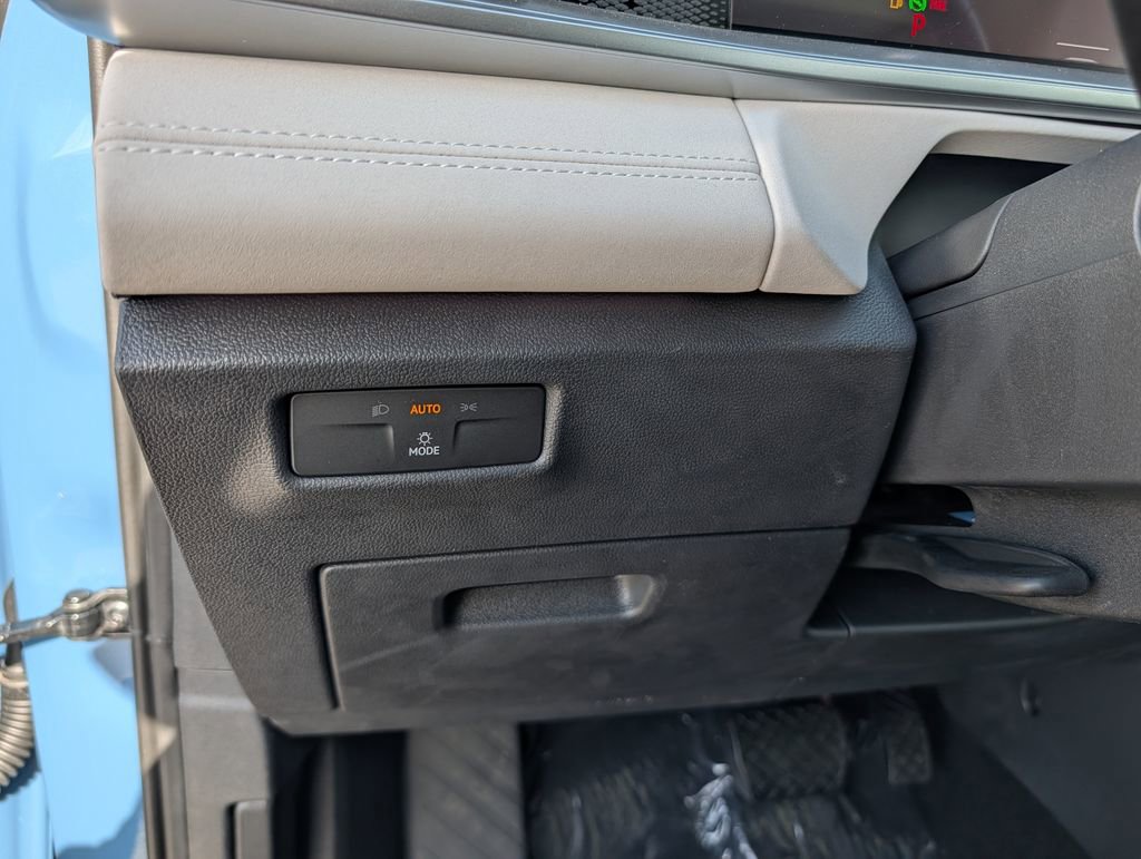 New 2025 Volkswagen Tiguan SE image 18