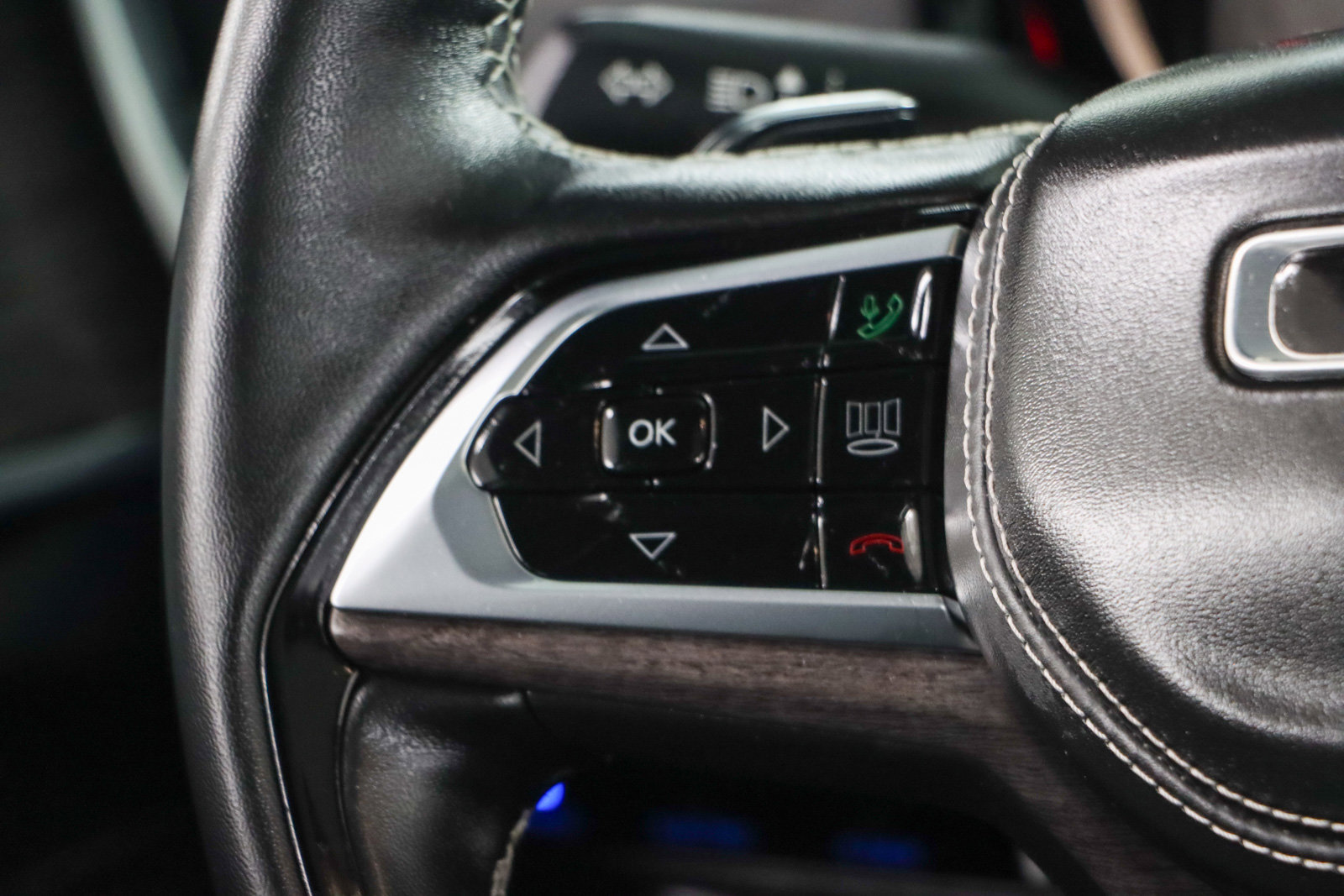 Used 2022 Jeep Grand Cherokee Overland w/ Advanced Protech Group III image 13