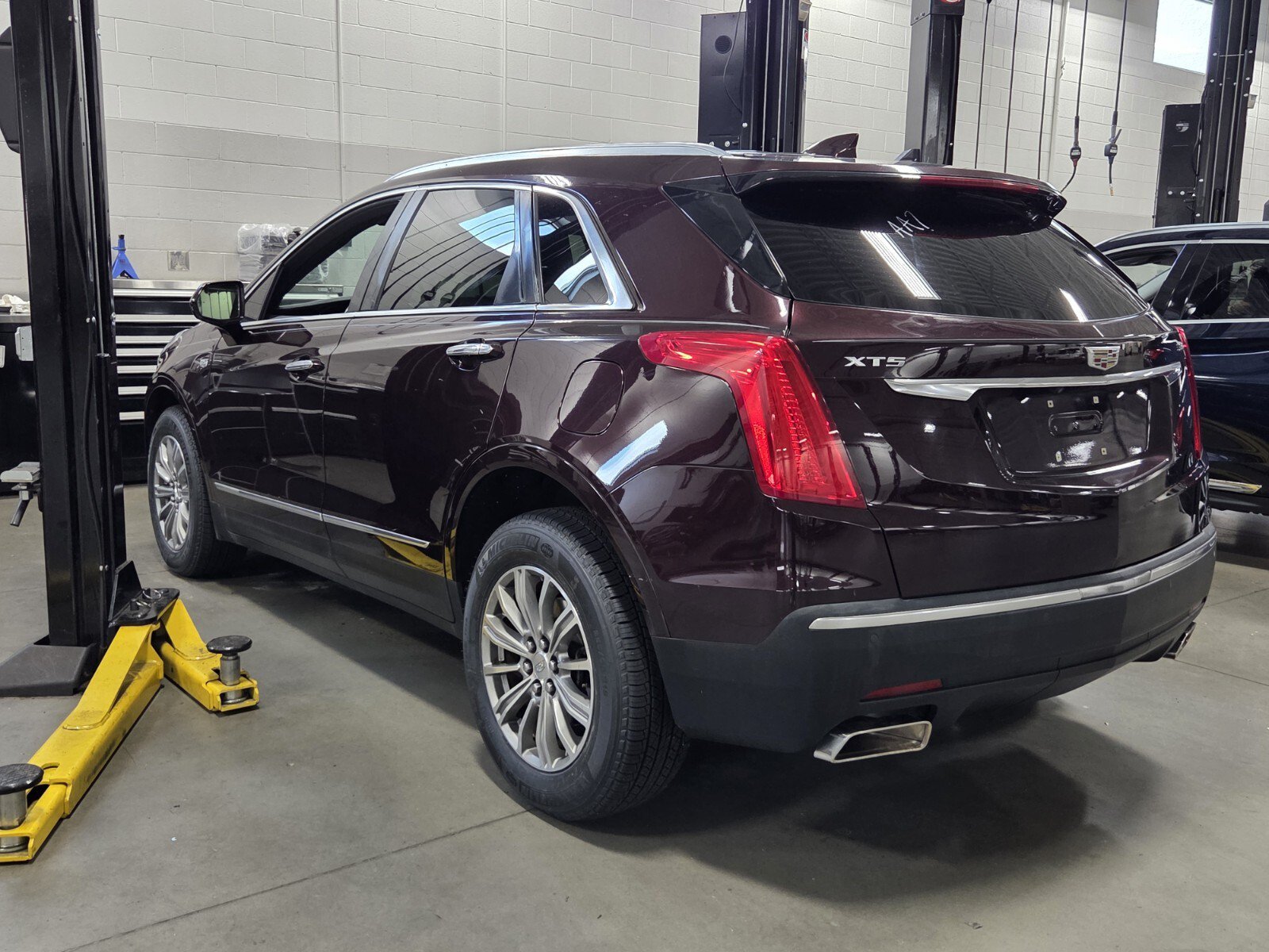 Used 2017 Cadillac XT5 Luxury w/ Driver Awareness Package FWD image 4