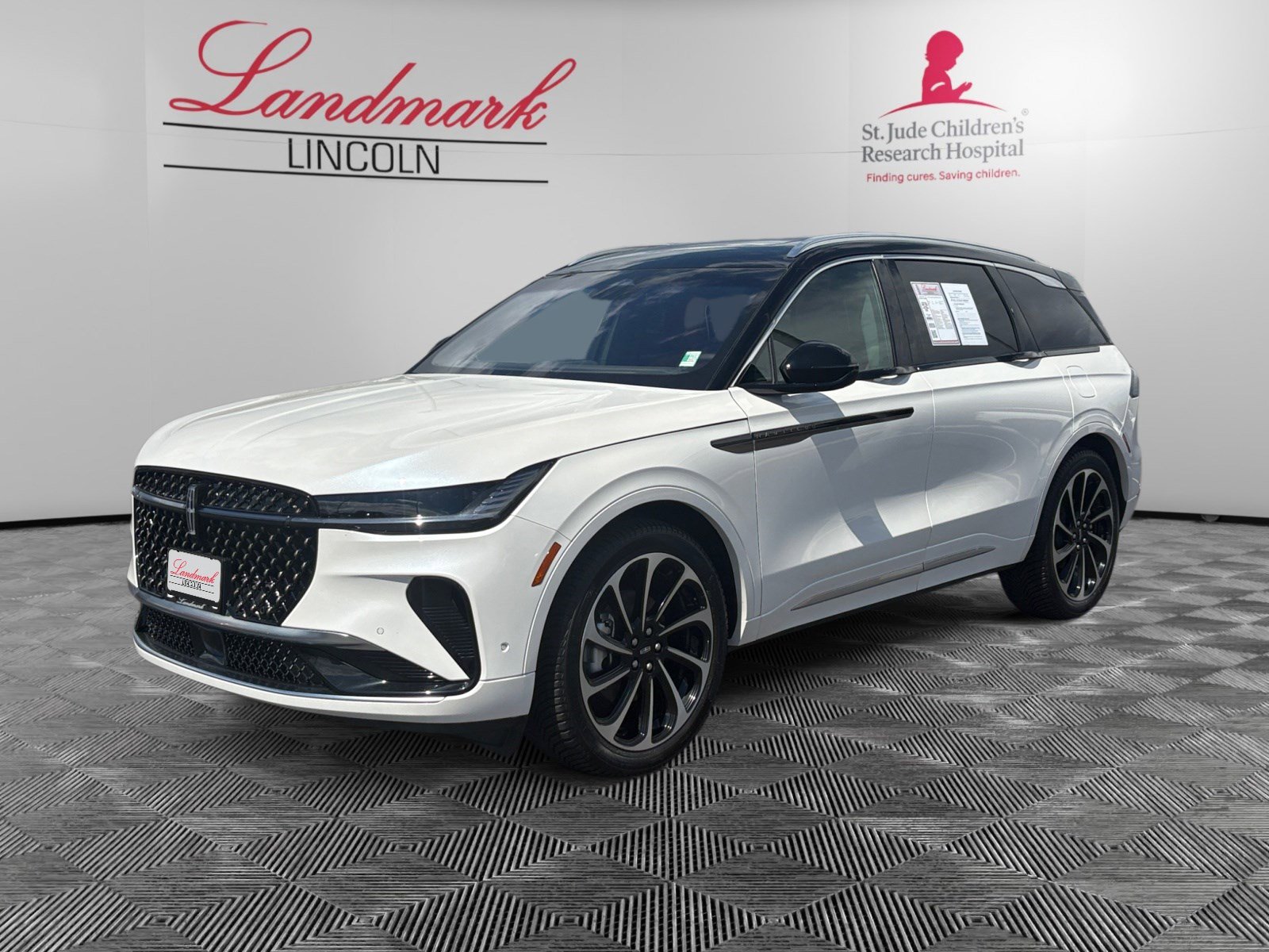 Certified 2024 Lincoln Nautilus Black Label AWD/4WD image 1