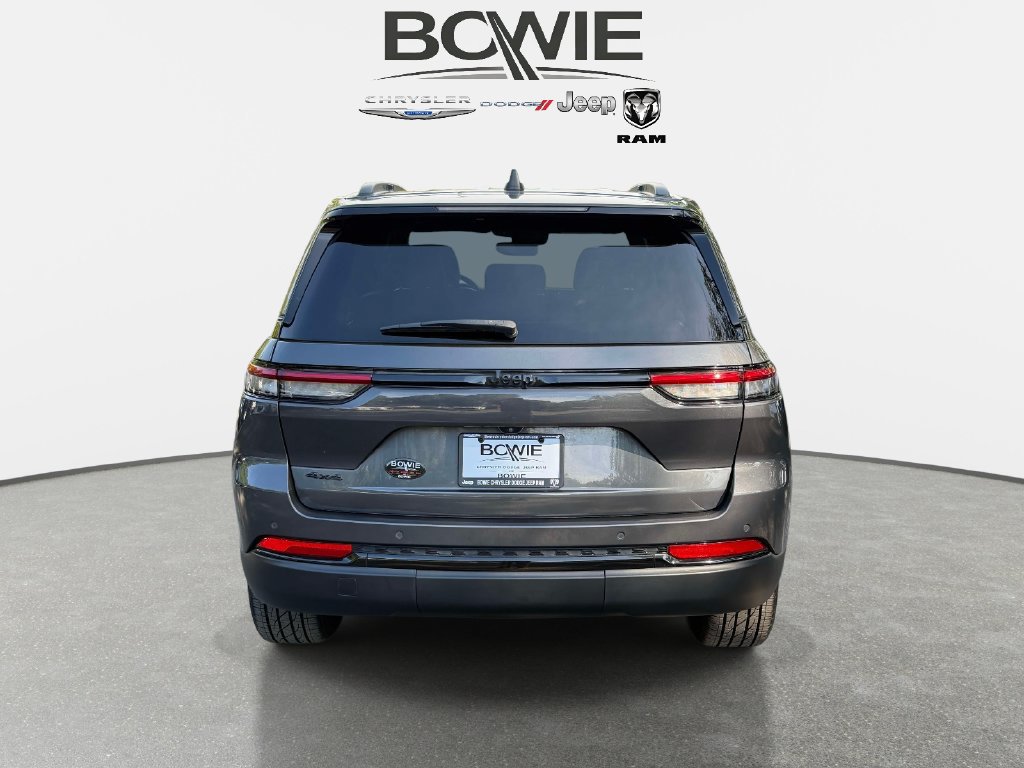 Used 2022 Jeep Grand Cherokee Altitude AWD/4WD image 3