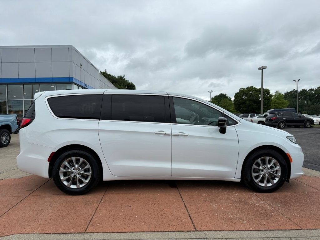 Used 2026 Chrysler Pacifica Limited FWD image 7