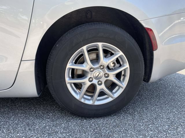 Used 2024 Chrysler Pacifica Touring-L FWD image 10