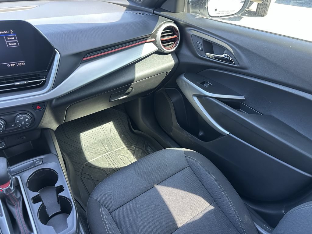 Used 2025 Chevrolet Trax RS FWD image 16
