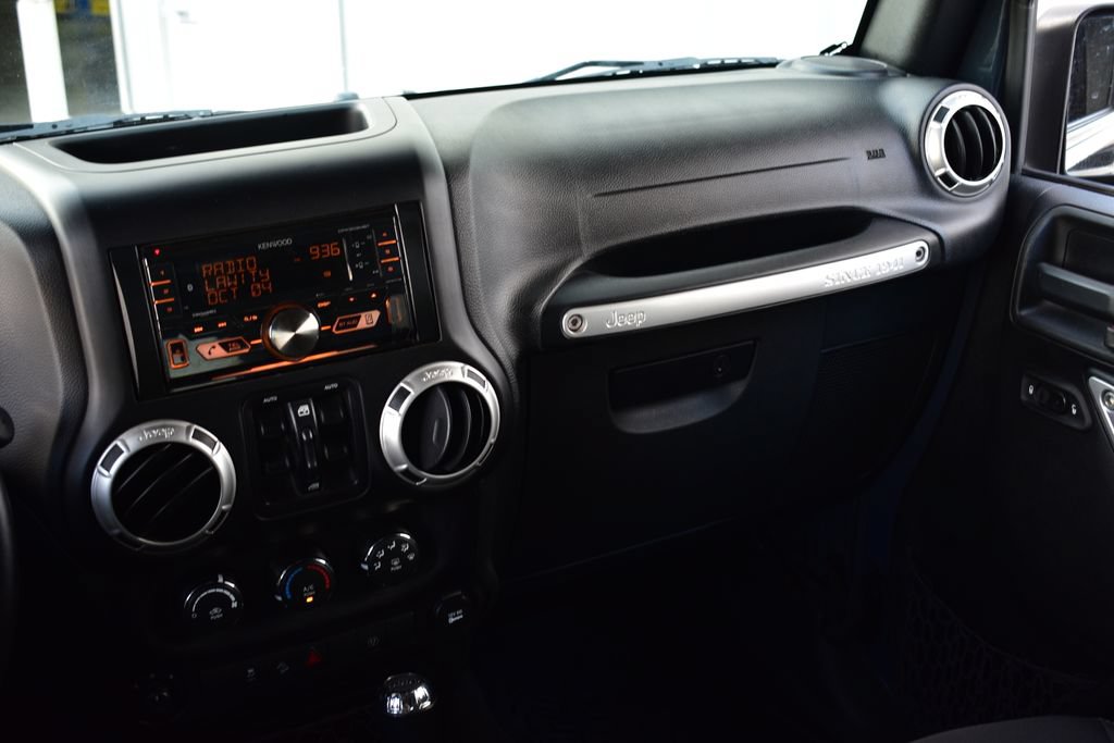 Used 2017 Jeep Wrangler Unlimited Rubicon w/ Connectivity Group AWD/4WD image 24