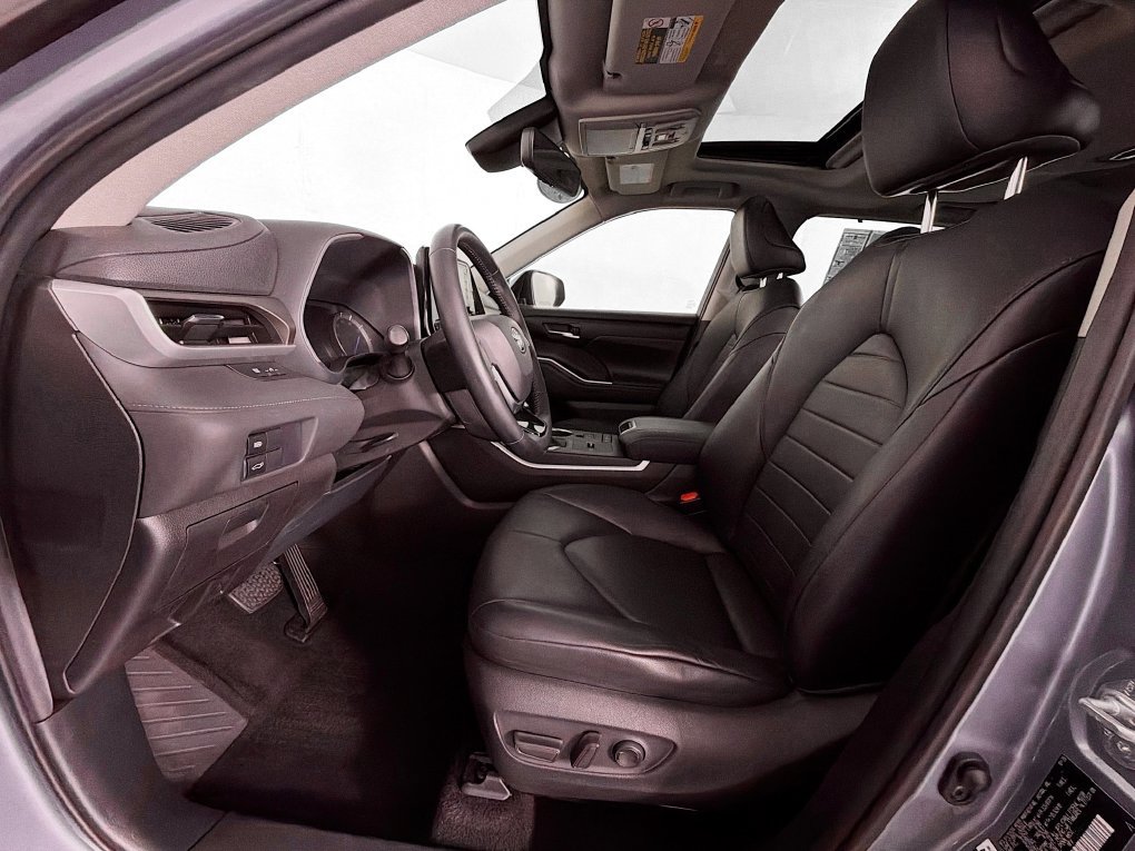 Used 2021 Toyota Highlander XLE AWD/4WD image 7