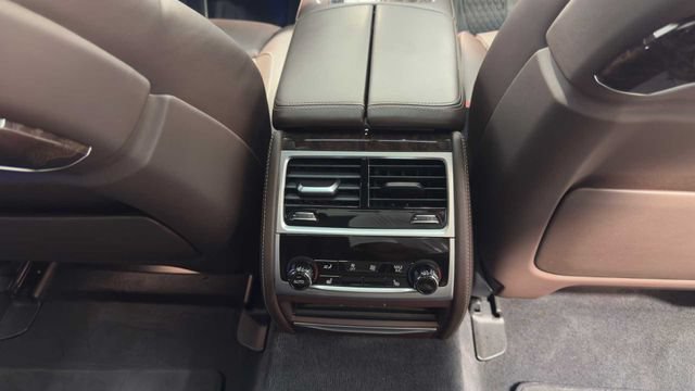 Used 2019 BMW 750i w/ Autobahn Package RWD image 18