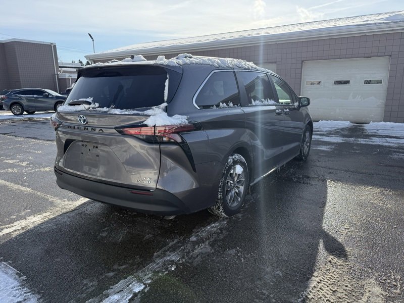 Used 2022 Toyota Sienna LE image 6