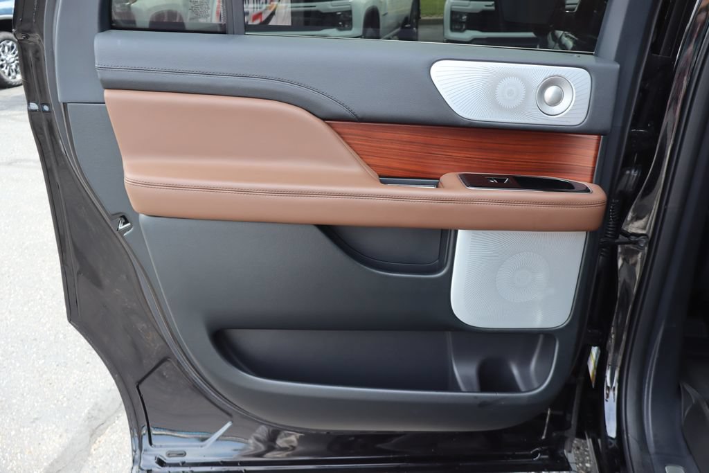 Used 2024 Lincoln Navigator L Reserve AWD/4WD image 32